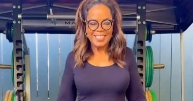 أوبرا وينفري ترفع الأثقال في عيد ميلادها الثانى والسبعون 