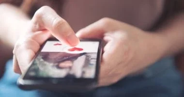 5 أبراج تعبر عن مشاعرها بجرأة على وسائل التواصل أكثر من الواقع 