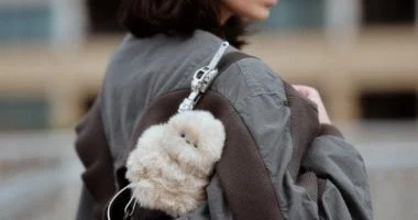 روبوتات صغيرة تتفاعل مع الصوت واللمس في أحدث صيحات زينة الحقائب 