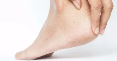 هل تعاني من حكة مستمرة في ساقيك؟ قد تكون علامة على وجود مشكلة 