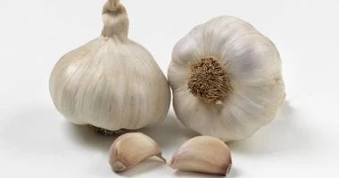 ثلاث حيل سهلة لتقشير الثوم بأقل مجهود على طريقة الشيفات المحترفين 