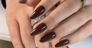 ألوان الأظافر الداكنة في شتاء 2026 من الكرز الداكن إلى الأسود اللامع 