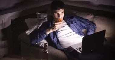 هل تسهر أم تنام مبكراً؟ تأثير نمط حياتك على صحتك وعضلاتك 