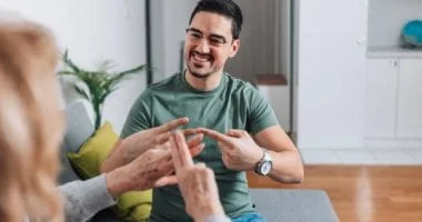 تفسير حلم الحديث مع صديق قديم: قراءة رمزية للماضي ومشاعر مكبوتة 