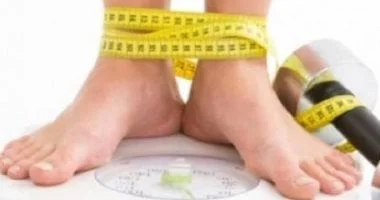 أسباب تقلب الوزن اليومي وطرق الحفاظ على استقرار الجسم 