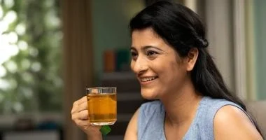 أي الشاي أنفع لبشرتك وشعرك، الأحمر أم الأخضر؟ 