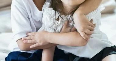 خلاف عائلي ينتهي بتخلي زوجين عن طفليهما بفندق ببكين وتبحث الشرطة عنهما 