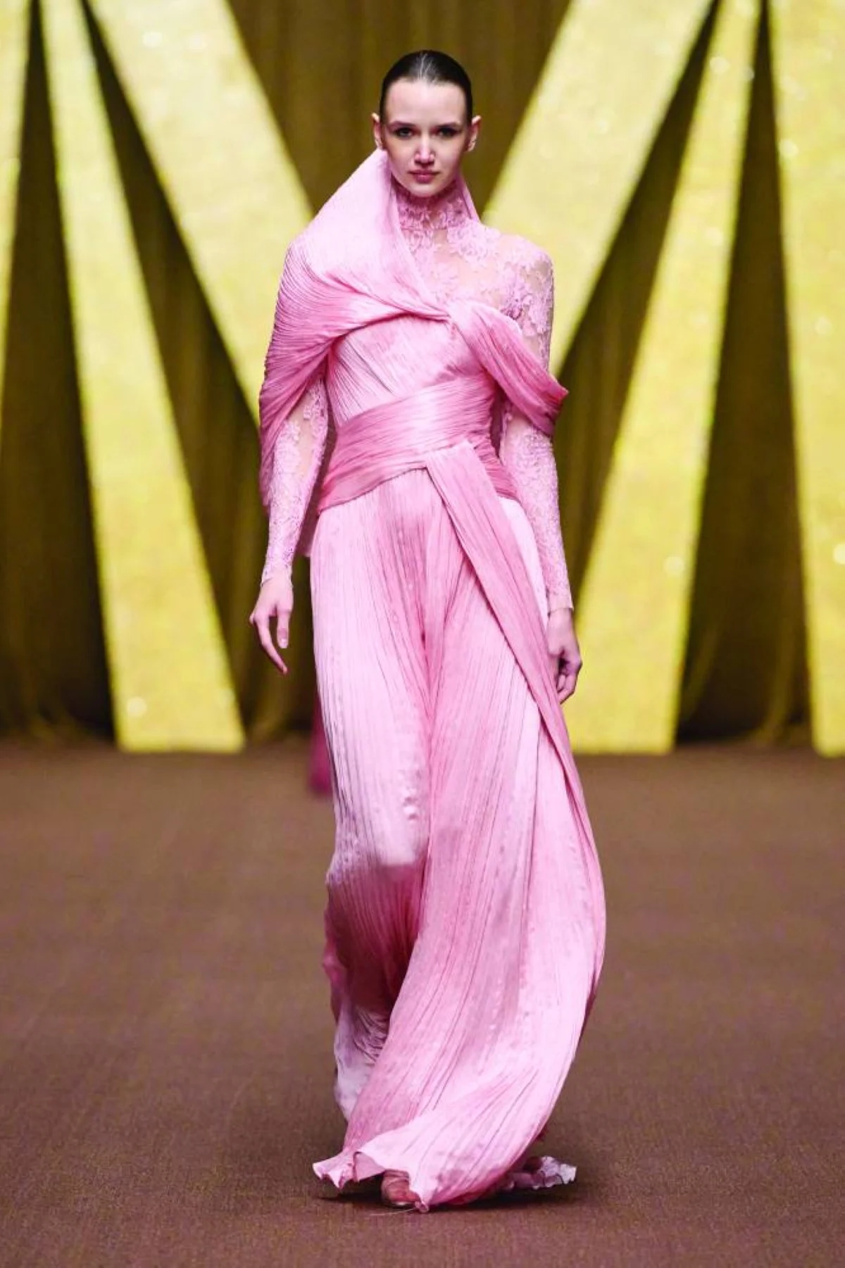 «دبي للموضة» يختتم فعاليات موسم خريف وشتاء 2026 2027 