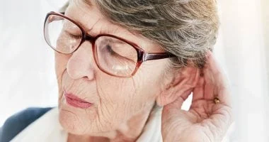 لماذا يحدث فقدان السمع المفاجئ في أذن واحدة؟ 