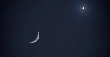 ربع القمر في السماء فقط. اعرف موعد اختفائه وتفاصيل الكسوف الحلقي 