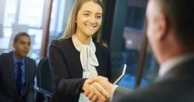 إذا رغبت في القبول بالوظيفة فاحذر الإجابة على سؤال متى يمكنك البدء معنا؟ 