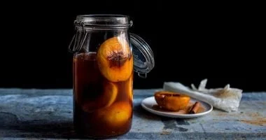 5 فواكه مخللة تضيف طعما لا ينسى إلى سفرة رمضان، وليس خياراً فقط 