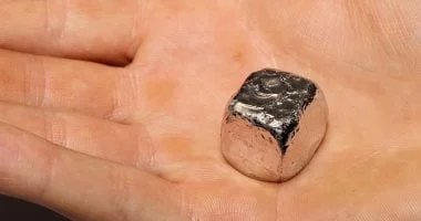 سعره يفوق الذهب والألماس: أغلى معدن في العالم واستخداماته 