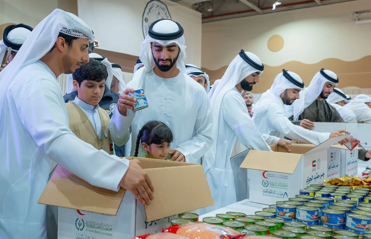 حميد وراشد بن عمار والمتطوعون يشاركون في تجهيز طرود جسر حميد الجوي دعماً لغزة 