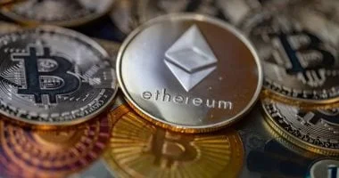 العملات الرقمية تعاود الارتفاع وتتجاوز بيتكوين 65 ألف دولار 