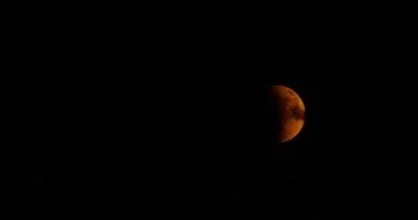 خسوف القمر في مارس 2026: موعد الظاهرة والدول التي ستشهدها بالكامل مساءً 