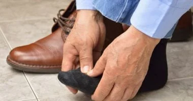 هل تعالج الجوارب الضاغطة الدوالي؟ يجيب الخبراء 