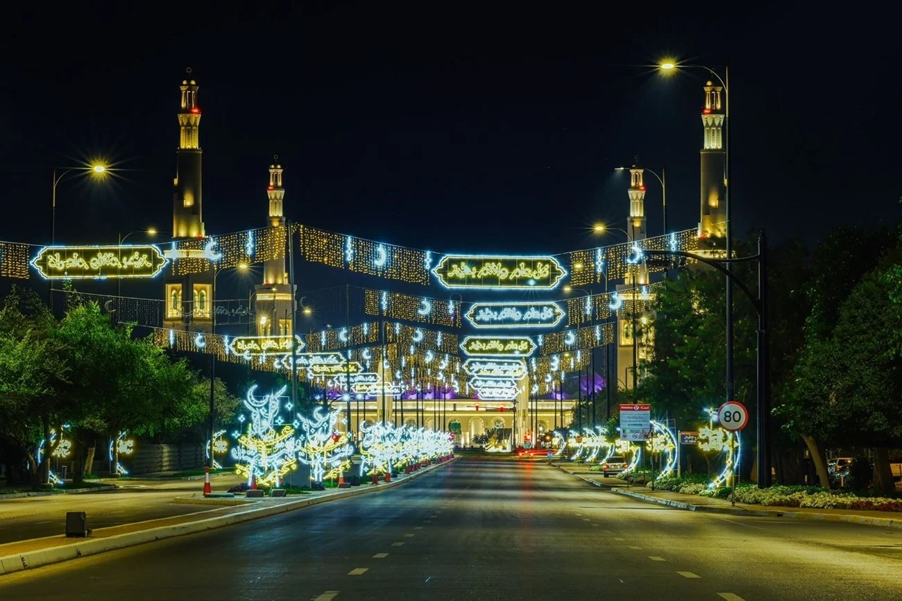 بلدية مدينة العين تزيّن الشوارع احتفاءً بعيد الفطر السعيد 