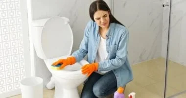 اعرفي المدة المثالية لتنظيف الحمام ليظل بيتك يلمع في العيد 