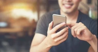 مشاركة الفرحة عن بُعد: كيف سهّلت التكنولوجيا الاحتفال بالأعياد 