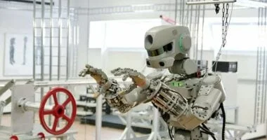 قصة الروبوتات الشبيهة بالبشر في الخيال العلمي للمساعدة المنزلية 