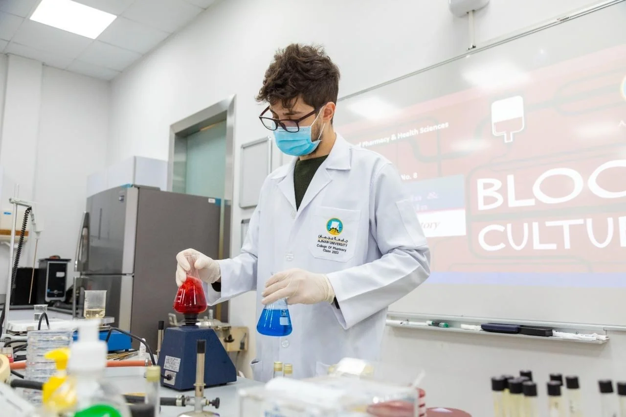 جامعة عجمان تُحقّق تقدماً في تصنيف كيو إس العالمي للجامعات حسب التخصّص لعام 2026 