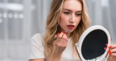خطأ واحد في وضع المكياج يفسد الإطلالة.. هل تقعين فيه؟ 